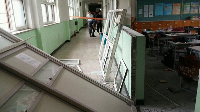 2015년 당시 부탄가스 폭발이 발생한 교실의 출입문과 창문이 복도에 떨어져 있다. (사진=연합뉴스)