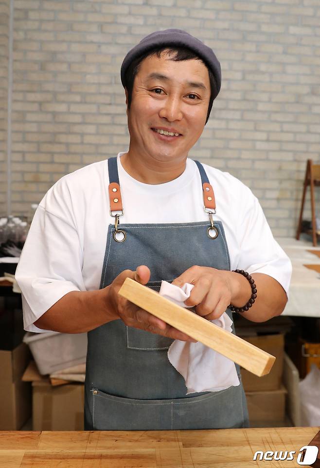 개그맨 김병만이 경기도 양주시의 한 카페에서 뉴스1과 인터뷰를 앞두고 목공예 작업을 선보이고 있다. /뉴스1 ⓒ News1 김진환 기자