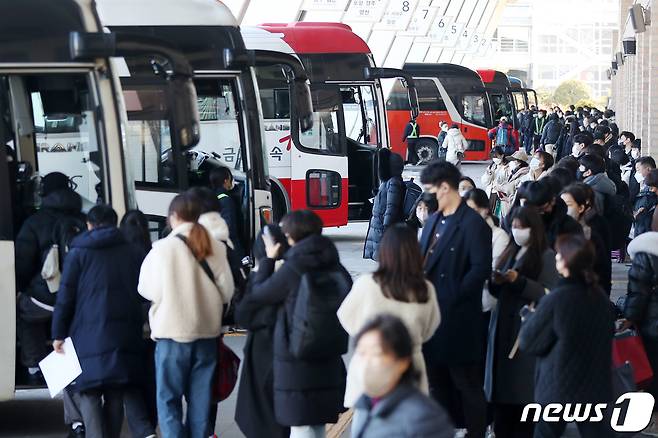 설 명절 연휴를 하루 앞둔 올해 1월 20일 서울고속버스터미널에서 시민들이 귀성길에 오르고 있다. 2023.1.20/뉴스1 ⓒ News1 민경석 기자