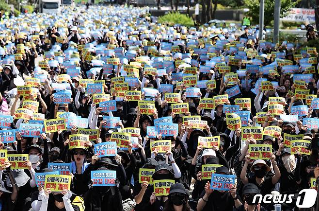 2일 서울 여의도 국회의사당 앞에서 열린 서이초 교사 추모 및 입법촉구 7차 교사 집회에서 참석자들이 악성민원인 강경 대응을 촉구하고 있다. 2023.9.2/뉴스1 ⓒ News1 허경 기자