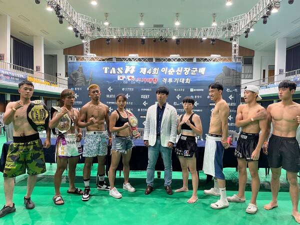 경기를 앞두고 포즈를 취한 TAS 김태한 대표와 한일 선수들. 사진┃TAS