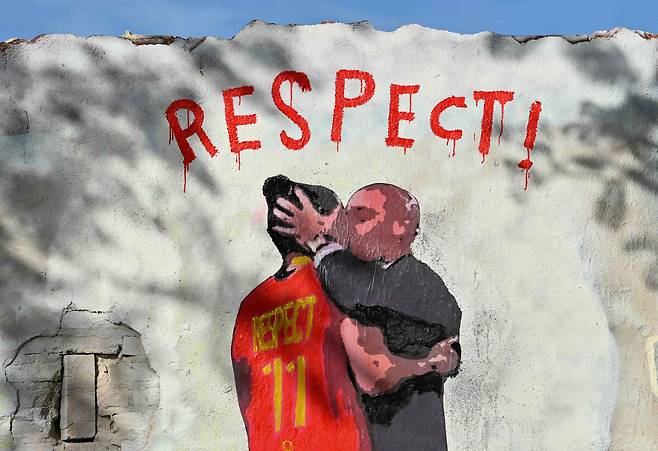 Picture shows a mural by Italian street artist Salvatore Benintende aka TvBoy which depicts Spanish Football Federation President Luis Rubiales kissing Spain midfielder Jenni Hermoso, in Barcelona on September 1, 2023. The scandal over Spanish football federation head Luis Rubiales' kiss on the lips of star player Jenni Hermoso, after the Women's World Cup final match in Sydney, has sparked an international outcry and plunged Spanish football into chaos. (Photo by Pau BARRENA / AFP) / RESTRICTED TO EDITORIAL USE - MANDATORY MENTION OF THE ARTIST UPON PUBLICATION - TO ILLUSTRATE THE EVENT AS SPECIFIED IN THE CAPTION