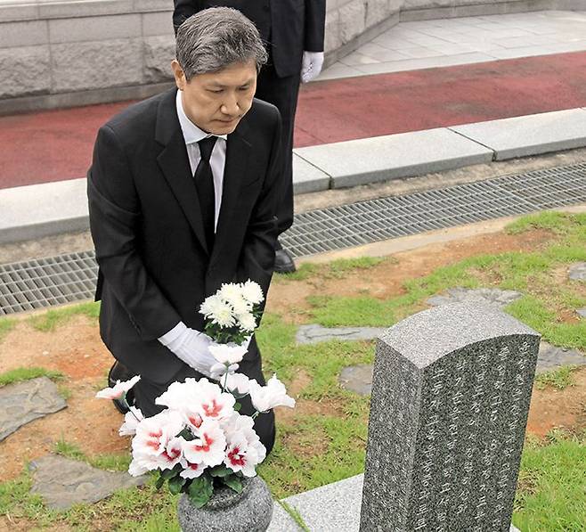 5·18 참배했던 노재헌 - 고(故) 노태우 전 대통령의 아들인 노재헌 동아시아문화센터 원장이 2019년 8월 23일 광주광역시 국립5·18 민주 묘지를 찾아 묘비 앞에 무릎 꿇고 참배하고 있다. /국립 5·18민주묘지