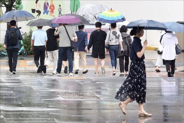 시민들이 우산을 쓰고 광화문 거리를 걷고 있다.ⓒ데일리안 홍금표 기자