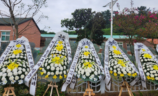 2일 전북 군산시 한 초등학교 앞에 근조화환이 놓여 있다. 이 학교에 재직 중이던 A 교사는 전날 동백대교 아래 해상에서 숨진 채 발견됐으며 해경은 그가 극단적 선택을 한 것으로 추정했다. 전북교사노조 제공. 연합뉴스