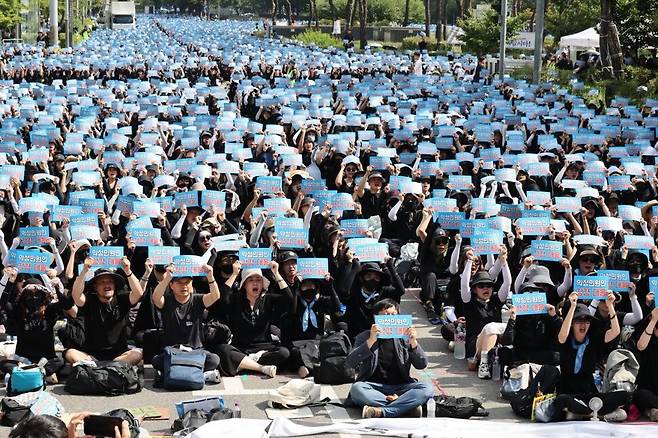 2일 낮 전국에서 모인 교사들이 서울 영등포구 국회 앞에서 서초구 교사 사망 사건 진상규명 및 아동학대 관련법 즉각 개정 촉구 7차 집회를 열고 있다. 김정효 기자 hyopd@hani.co.kr