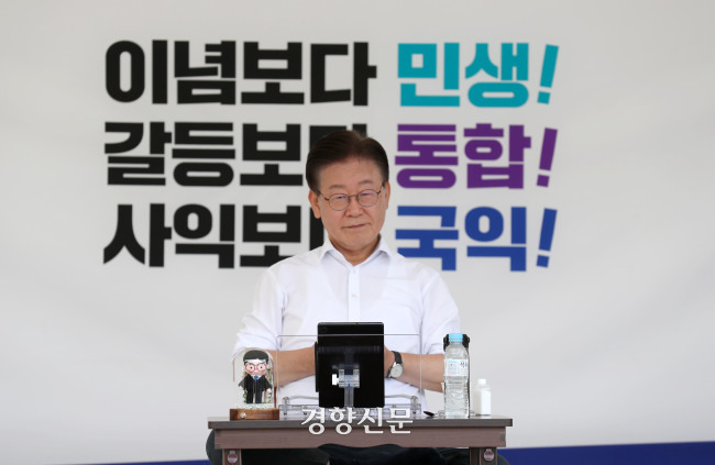 이재명 더불어민주당 대표가 지난달 31일 국회 본청앞 천막에서 무기한 단식농성을 시작하고 있다. 박민규 선임기자