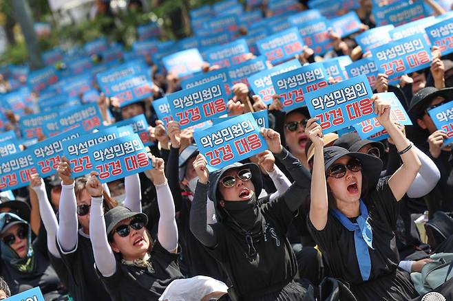 (서울=연합뉴스) 서대연 기자 = 교사들이 2일 오후 서울 영등포구 국회대로에서 ‘50만 교원 총궐기 추모 집회’를 열고 구호를 외치고 있다. 2023.9.2