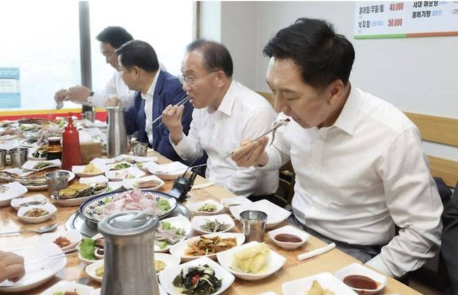 김기현 국민의힘 대표를 비롯한 주요 당직자들이 오늘(29일) 오후 연찬회를 마친 뒤 인천 중구의 한 수산물 전문식당에서 오찬 식사를 하고 있다. [사진 = 연합뉴스]