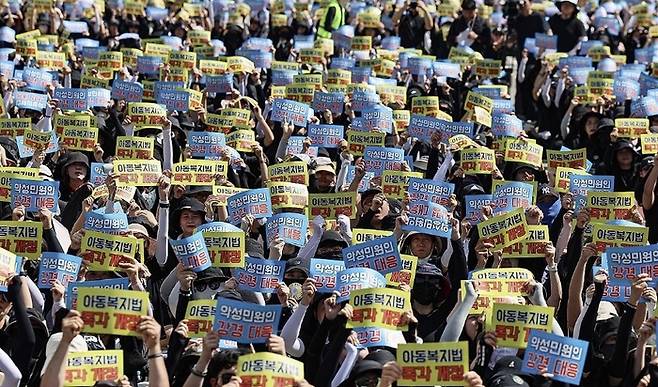 교사들이 2일 오후 서울 영등포구 국회대로에서 ‘50만 교원 총궐기 추모 집회’를 열고 구호를 외치고 있다. [사진 = 연합뉴스]