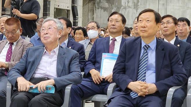 [영주=뉴시스] 김진호 기자 = 경북 영주시 아지동에서 31일 열린 소백산 영주 스파리조트 기공식에서 김진영(왼쪽부터) 전 영주시장, 박상호 소백산 영주 스파리조트 회장이 나란히 앉아 행사를 지켜보고 있다. 2023.08.31  kjh9326@newsis.com  *재판매 및 DB 금지