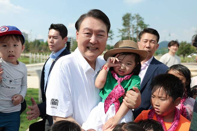 [서울=뉴시스] 윤석열 대통령이 26일 서울 용산어린이정원 분수정원에서 열린 다둥이가족 초청행사에서 어린이들과 기념촬영하고 있다. (사진=대통령실 제공) 2023.08.26. photo@newsis.com *재판매 및 DB 금지