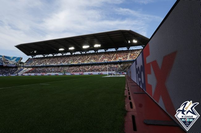 [사진] 뜨거운 응원을 펼치는 FC서울 원정 응원석 / 한국프로축구연맹 제공.