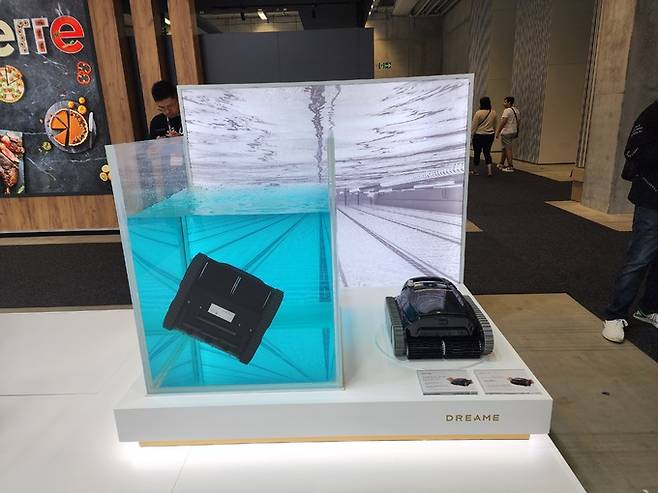 지난 1일(현지시간) 독일 베를린에서 열린 ‘IFA 2023’의&nbsp;스마트 가전 전문 브랜드&nbsp;드리미 전시장에서&nbsp;수영장 로봇청소기 ‘드리미 와이봇 SW1200’이 수조 내를 청소하고 있다. 베를린=이동수 기자