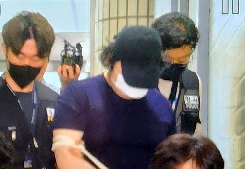 경기도 의왕 아파트 엘리베이터에서 이웃 주민인 20대 여성을 폭행하고 성폭해하려 했던 20대 남성이 지난 7월7일 영장실질심사를 받기 위해 이송되고 있다. 연합뉴스