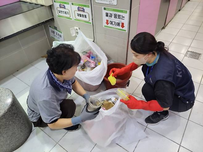 지하철 2호선 홍대입구역 화장실에서 쓰레기를 정리하는 모습ⓒ시사저널 정윤경