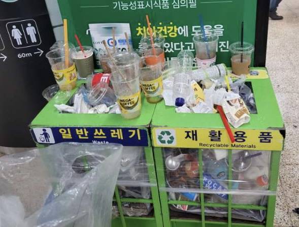 쓰레기통이 음료 컵으로 어지럽혀져 있다.ⓒ시사저널 정윤경