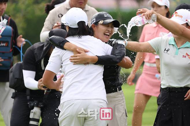 서연정이 연장 끝에 우승을 확정하자 동료들이 달려와 축하해주고 있다. (사진=이데일리 스타in 이영훈 기자)