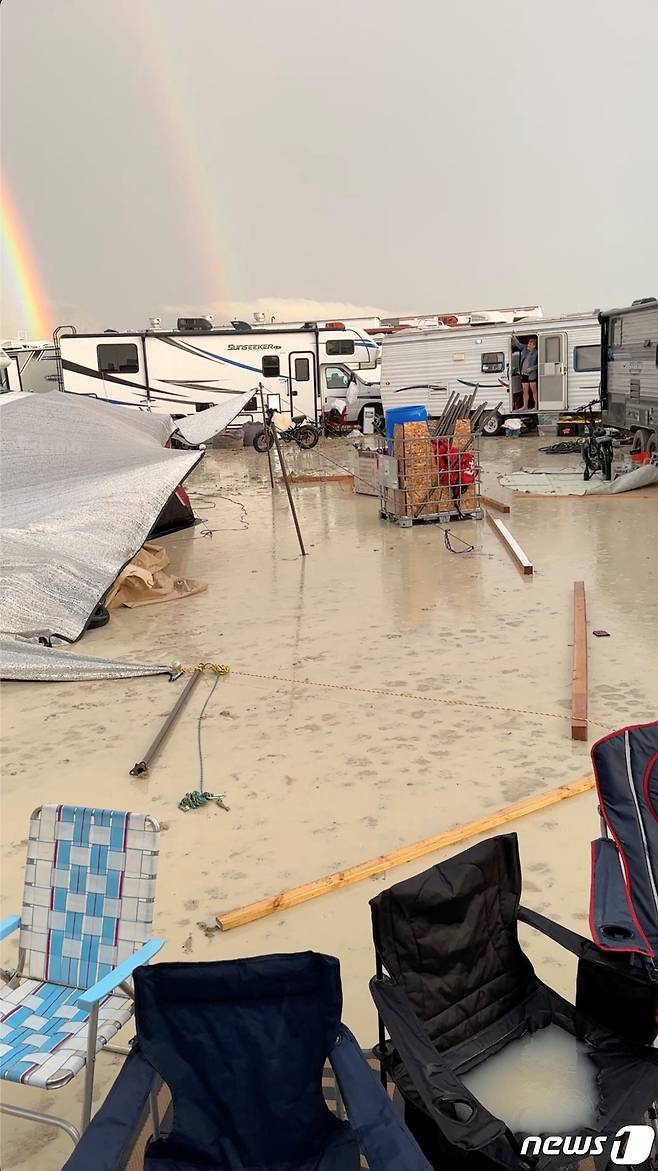 미국 네바다주 블랙 록 시티에서 지난달 27일 시작된 버닝맨 축제가 지난 1일 밤 폭우로 인해 중단됐다. 23.09.01 ⓒ 로이터=뉴스1 ⓒ News1 김예슬 기자