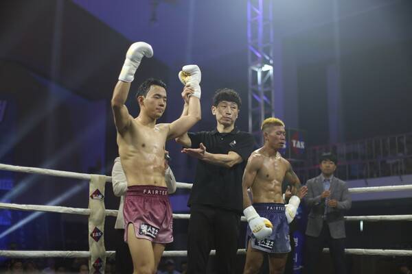 김태규(대한민국/JY멀티짐통영, 우측)가&nbsp;미야기 무사시(일본/NGO 오키나와, 좌측) 상대로 승리한 뒤 주먹을 불끈 쥐고&nbsp;있다. 사진┃TAS 제공