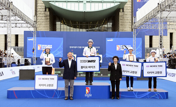 정의선 대한양궁협회장(현대차그룹 회장)이 3일 열린 '현대자동차 정몽구배 한국양궁대회 2023'에서 리커브 종목 시상식을 마치고 선수들과 기념촬영을 하고 있는 모습