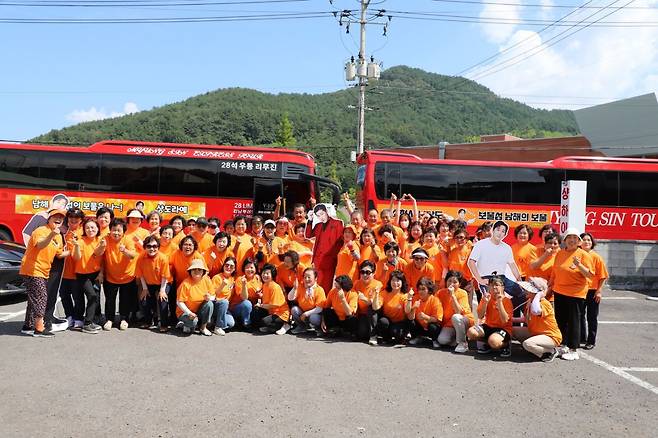 지난달 26일 추풍령 가요제 행사 무대에 선 나상도를 찾은 상도바라기 팬들/제이제이엔터테인먼트