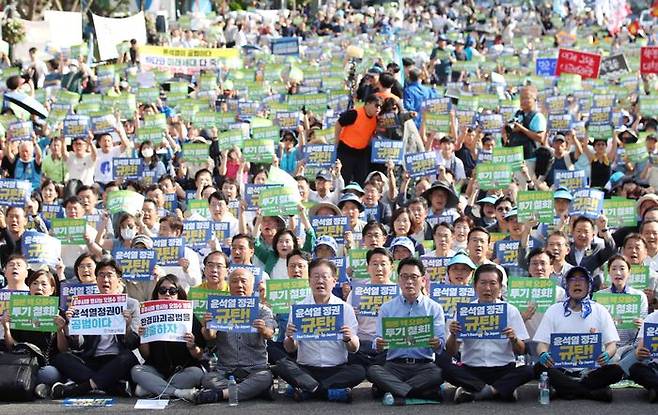 더불어민주당 이재명 대표, 박광온 원내대표를 비롯한 참석자들이 2일 서울 중구 한국프레스센터 앞에서 열린 일본 방사성 오염수 해양투기 중단! 방류 용인 윤석열 정권 규탄 2차 범국민대회에서 구호를 외치고 있다. ⓒ뉴시스