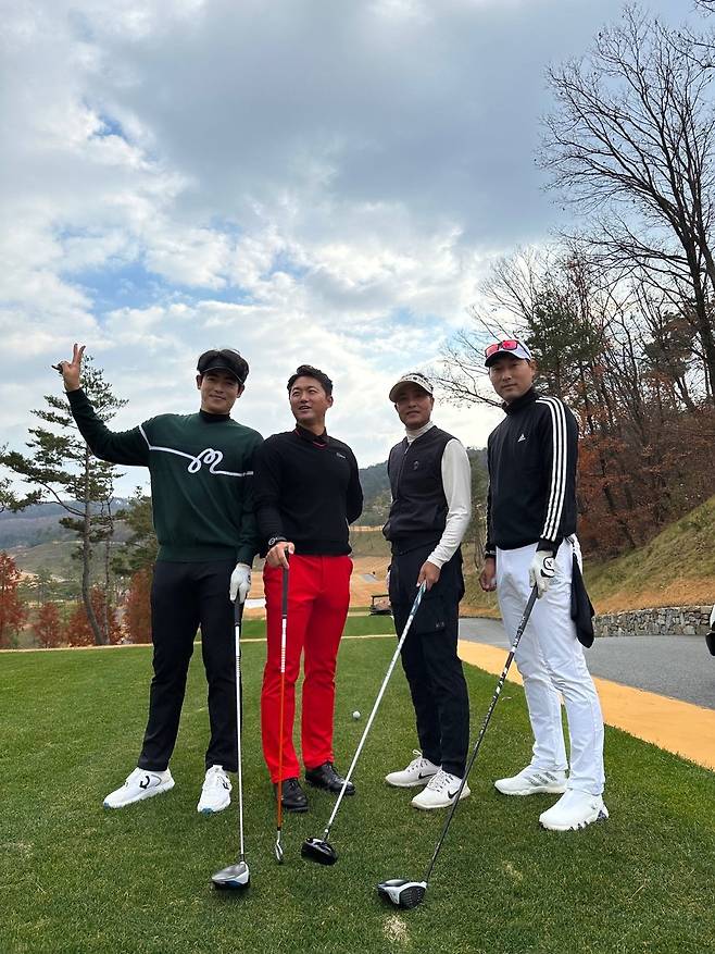 송진우 전 감독이 한화 시절 동료들과 골프장에서 포즈를 취했다.  송진우 전 감독 제공