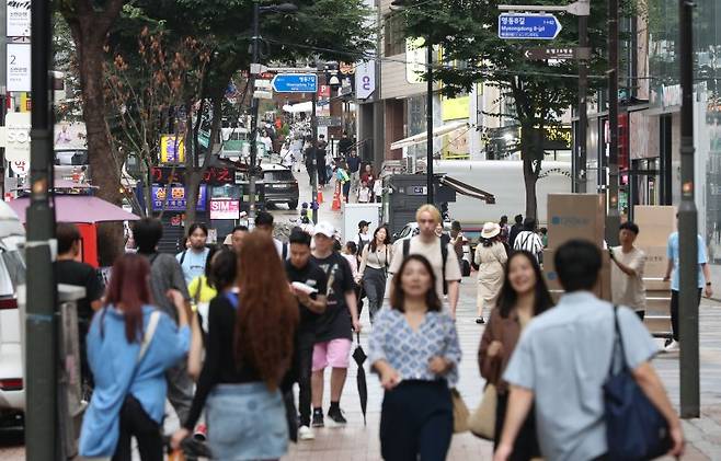 [서울=뉴시스] 황준선 기자 = 서울시 중구가 오는 10월부터 바가지요금 근절을 위해 명동 일대를 가격표시 의무 지역으로 지정한다. 구는 9월 한 달 동안 계도기간을 가지고 미이행한 상점에 10월부터 최대 1000만 원의 과태료를 부과할 계획이다. 사진은 30일 오전 서울 중구 명동의 모습. 2023.08.30. hwang@newsis.com /사진=뉴시스