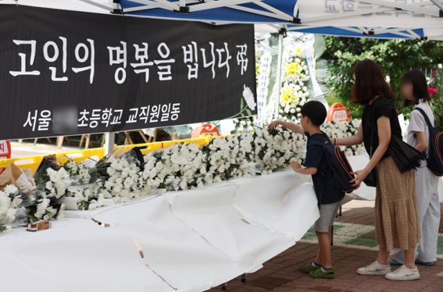 지난달 31일 스스로 목숨을 끊은 초등교사 A씨가 재직했던 서울 양천구 초등학교에서 어린이 추모객이 헌화하고 있다. 뉴시스