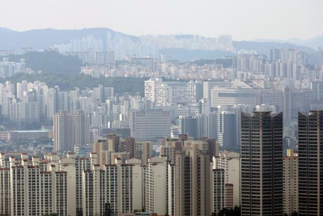 지난달 31일 서울 남산에서 바라본 서울의 아파트 단지. 연합뉴스