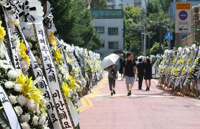 3일 오후 서울 양천구의 한 초등학교 앞에 사흘 전 사망한 교사 A씨를 추모하는 근조 화한이 늘어서 있다. 뉴스1