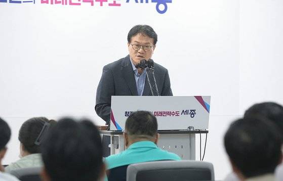 세종시 이두희 건설교통국장이 상가 공실 문제를 해결하고 부족한 숙박시설 문제를 해소하기 위해 신도심에 30호실 미만의 호스텔과 소형호텔 건립을 허용한다는 내용의 브리핑을 하고 있다. [사진 세종시]