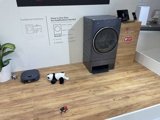 세탁기와 로봇청소기를 결합해 공간 절약한 메이디의 세탁청소기. 베를린=고석현 기자