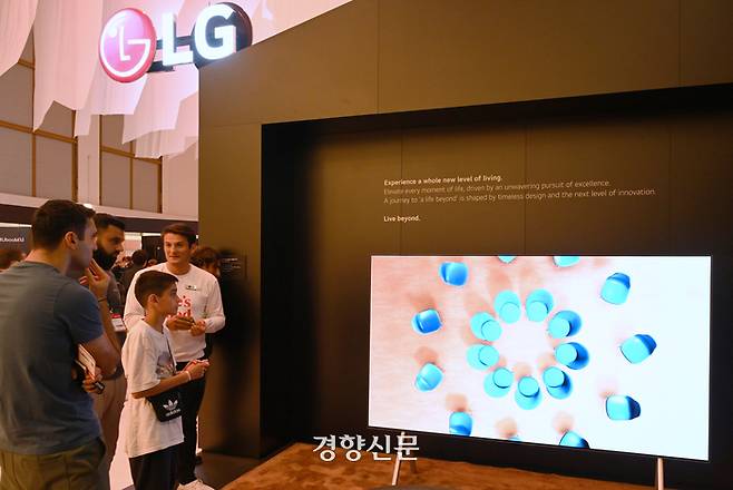 LG전자의 97인치 무선 유기발광다이오드(OLED) TV ‘LG 시그니처 올레드 M’가 IFA2023 전시관에 전시돼 있다. LG전자 제공