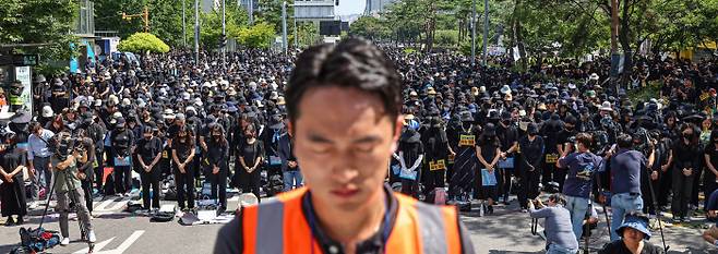 교사들이 지난 2일 서울 국회대로에서 열린 ‘50만 교원 총궐기 추모 집회’에 참가해 극단적 선택을 한 동료들을 추모하는 묵념을 하고 있다. 연합뉴스