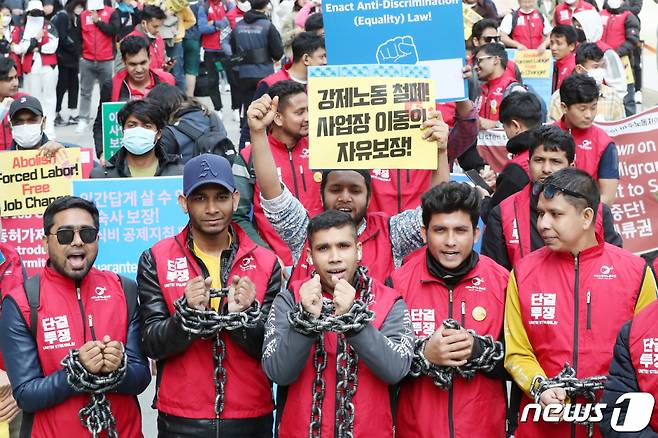 지난 4월30일 서울 용산역 광장에서 열린 '2023 세계노동절, 강제노동철폐! 이주노동자 메이데이'에서 외국인 노동자들이 손목에 쇠사슬을 감는 퍼포먼스를 하고 있다. /사진=뉴스1