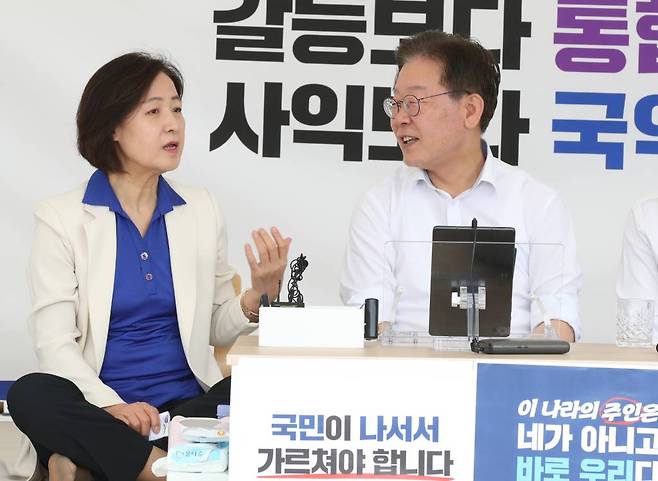 [서울=뉴시스] 전진환 기자 = 무기한 단식중인 이재명 더불어민주당 대표가 3일 오후 서울 여의도 국회 본관 앞 농성장에서 격려차 찾은 추미애 전 법무부장관과 대화하고 있다. 2023.09.03.