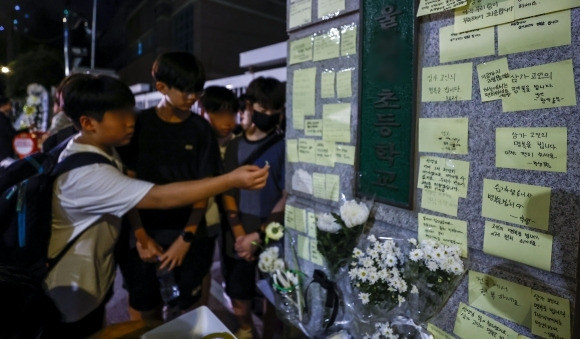 지난 1일 오후 서울 양천구 소재 초등학교 앞에 마련된 A 교사의 추모공간에 학생들이 모여 있다. /사진=뉴시스