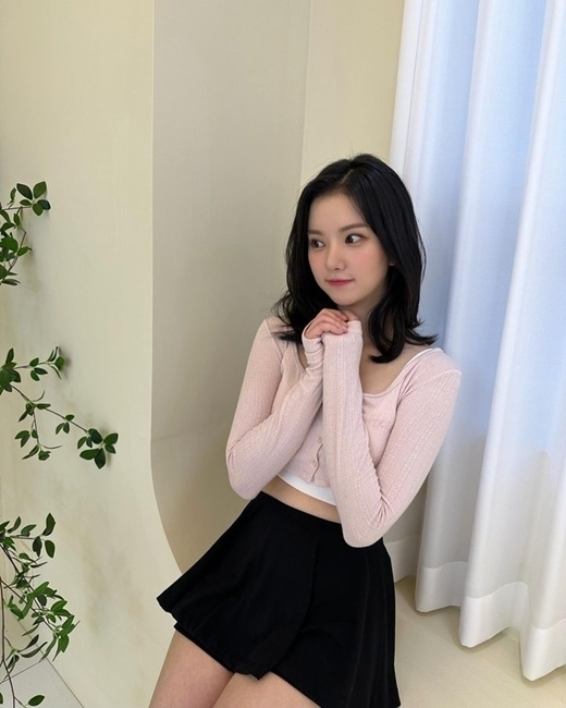 Eunha (real name Jung Eun-bi and 26), a member of the girl group Bibiji, unveiled her new hairstyle.Bibiji Eunha wrote I will reveal my forehead on the 2nd and shared the picture with my fans.Eunha, who is wearing a pink crop cardigan and a black mini skirt, is sitting at the window, gathering both hands together and gazing at the camera.Eunha has been sticking to a hairstyle with bangs for a long time. Thanks to the new hairstyle, Eunhas doll-like appearance is even more impressive.Fans also praised Eunhas beauty, leaving comments saying she was pretty.On the other hand, Eunhas Bibiji was loved by K-pop fans around the world with the song PULL UP earlier this year.
