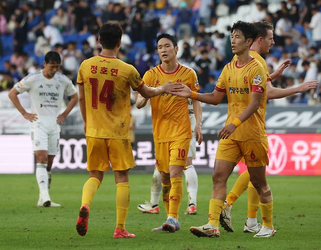 3일 울산 문수축구경기장에서 열린 프로축구 하나원큐 K리그1 울산 현대와 광주FC의 경기가 끝난 후 승리한 광주 선수들이 서로 격려하고 있다.[연합]