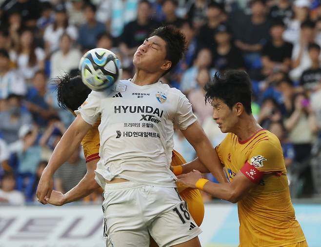 3일 울산 문수축구경기장에서 열린 프로축구 하나원큐 K리그1 울산 현대와 광주FC의 경기에서 울산 주민규가 광주 수비진 사이에서 가슴으로 트래핑하고 있다. [연합]