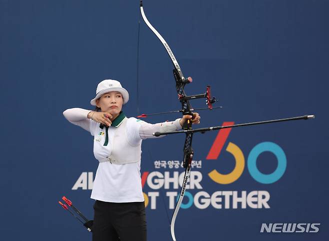 [서울=뉴시스] 조수정 기자 = 3일 서울 용산구 전쟁기념관에서 열린 현대자동차 정몽구배 한국양궁대회 2023 리커브 경기, 여자부 결승 정다소미가 과녁을 향해 활을 쏘고 있다. 정다소미는 이날 리커부 여자부 우승을 차지했다. 2023.09.03. chocrystal@newsis.com