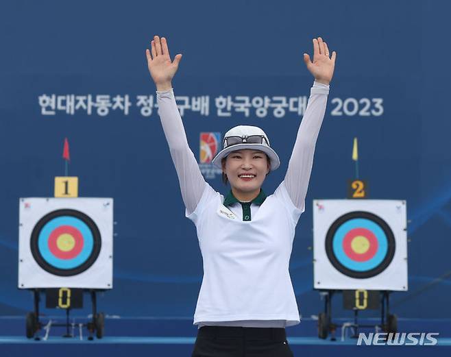 [서울=뉴시스] 조수정 기자 = 3일 서울 용산구 전쟁기념관에서 열린 현대자동차 정몽구배 한국양궁대회 2023 리커브 여자부  1위를 차지한 정다소미가 시상대에 올라 포즈를 취하고 있다. 2023.09.03. chocrystal@newsis.com