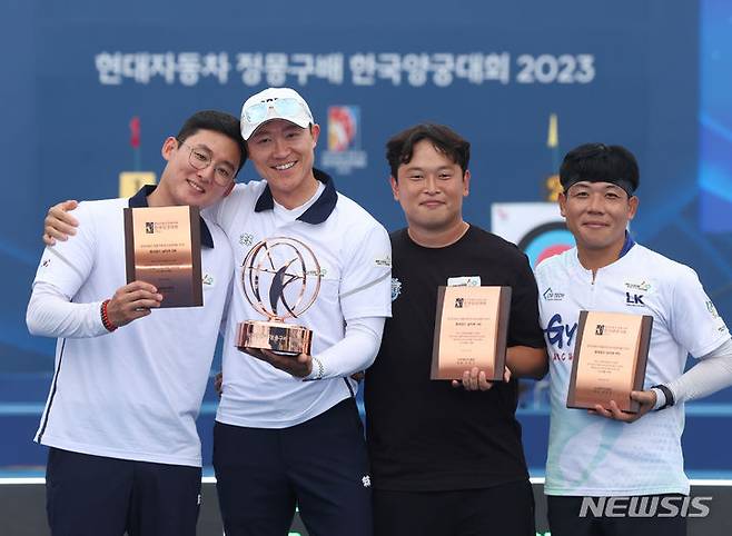 [서울=뉴시스] 조수정 기자 = 3일 서울 용산구 전쟁기념관에서 열린 현대자동차 정몽구배 한국양궁대회 2023 컴파운드 남자부 수상자들이 기념 촬영하고 있다. 왼쪽부터 2위 김종호, 1위 최용희, 3위 강동현, 4위 윤영준.   2023.09.03. chocrystal@newsis.com