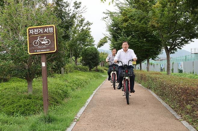 조근제 함안군수가 스마트 전기자전거를 타고 달리고 있다. 함안군 제공