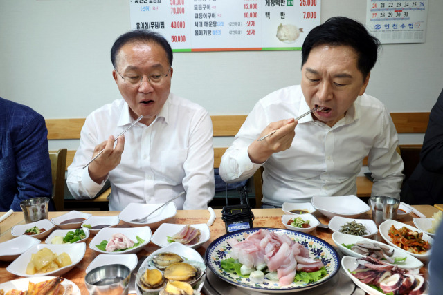 ▲국민의힘 김기현 대표, 윤재옥 원내대표 등 지도부가 29일 인천 중구의 한 횟집에서 오찬으로 민어회를 먹고 있다. ⓒ연합뉴스