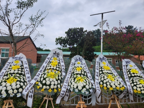 군산 한 초등학교 앞 근조화환. - 지난 1일 군산시 동백대교 아래 해상에서 숨진 채 발견된 A 교사를 위로하고자 동료 교사들이 그가 근무했던 초등학교 앞으로 10개가 넘는 근조 화환을 보냈다. 전북교사노조 제공