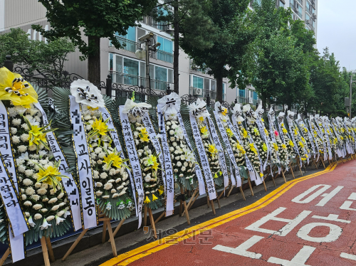 3일 숨진 초등교사 A(38)씨가 일하던 서울 양천구의 한 초등학교 앞 거리에 놓여진 근조화환. 올해 6학년 담임을 맡았던 14년차 교사 A씨는 질병 휴직 마지막 날이던 지난달 31일 경기 고양시 덕양구의 한 아파트에서 추락해 숨졌다. 강동용 기자