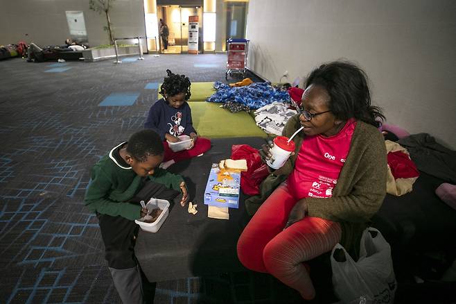 2019년 3월 루렌도 씨 가족 6명이 인천공항 대기실에서 생활할 당시 모습. ⓒ시사IN 신선영
